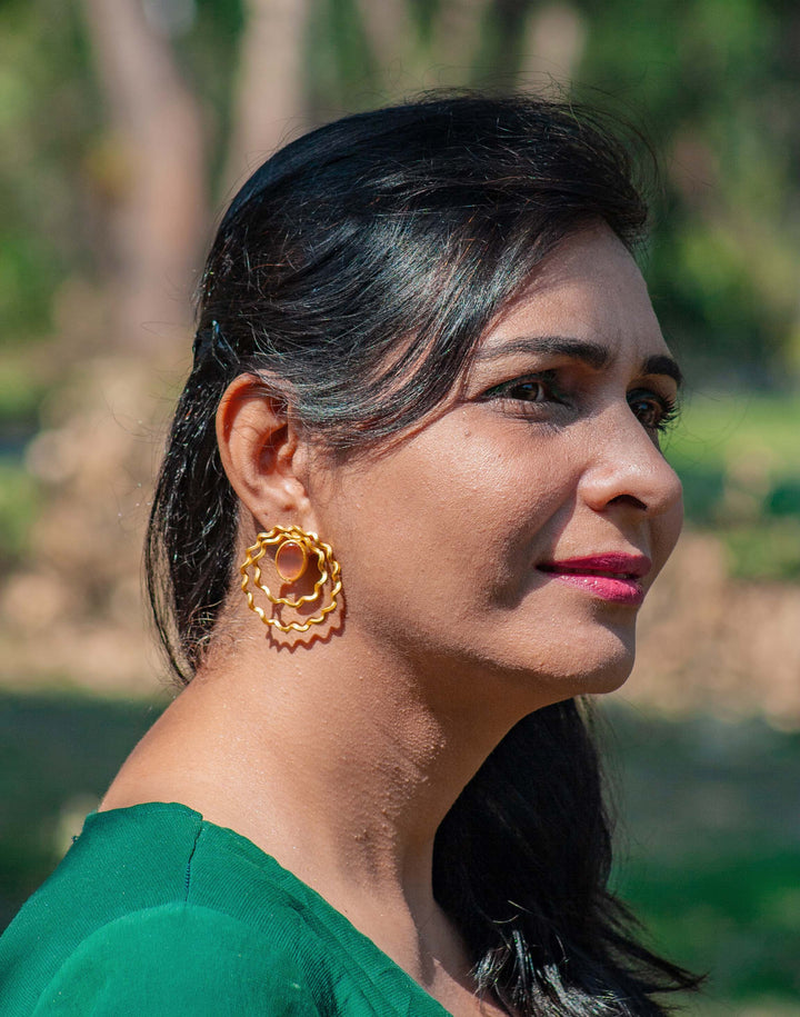 Modern Wavy Gold Statement Earrings – Lilac Gemstone Accent