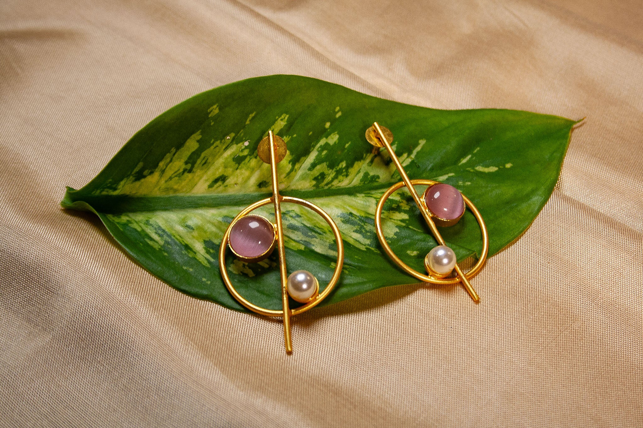 Minimalist Gold Orbit Earrings – Rose Quartz & Pearl Accents